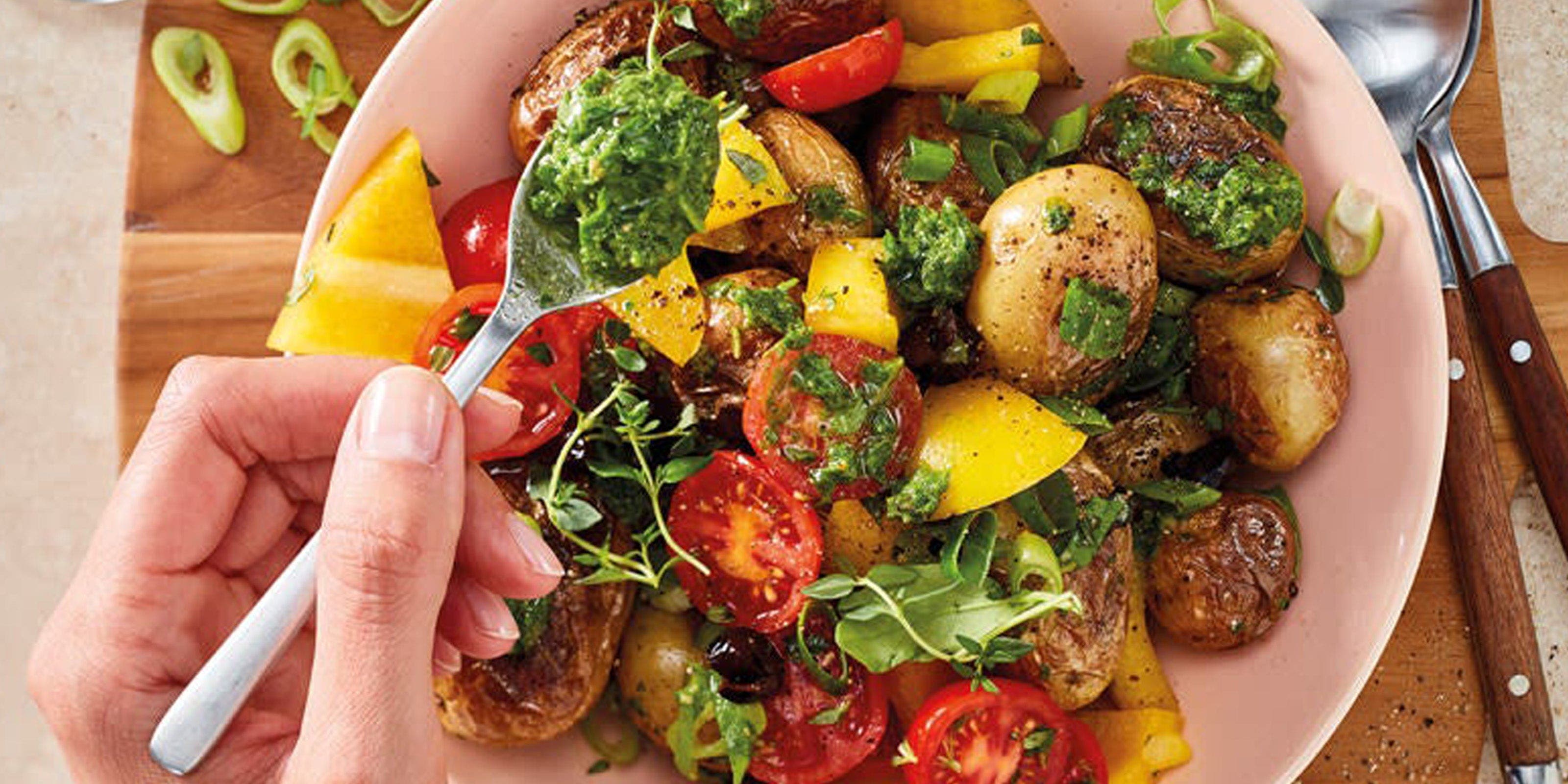 Salat mit Falafeln, Paprika und Tomate mit Pesto in einer Schale