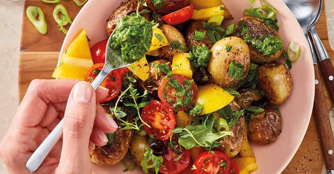 Salat mit Falafeln, Paprika und Tomate mit Pesto in einer Schale