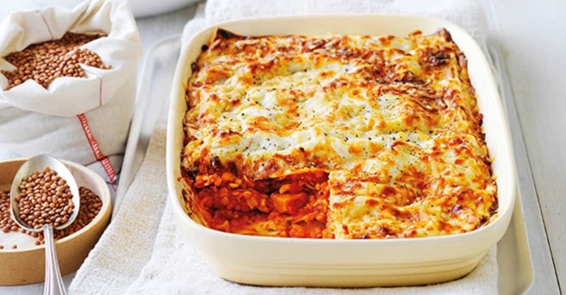 Lust auf Lasagne ohne Fleisch? Diese 13 Rezepte für vegetarische Lasagne enthalten Gemüse wie Zucchini, Kürbis oder Linsen statt Hackfleisch. | Kürbis-Lasagne in einer Auflaufform