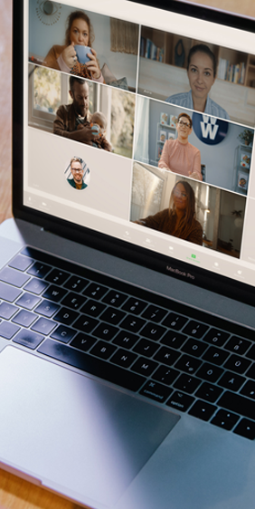 Teilnehmer eines virtuellen Workshops auf Laptop-Screen
