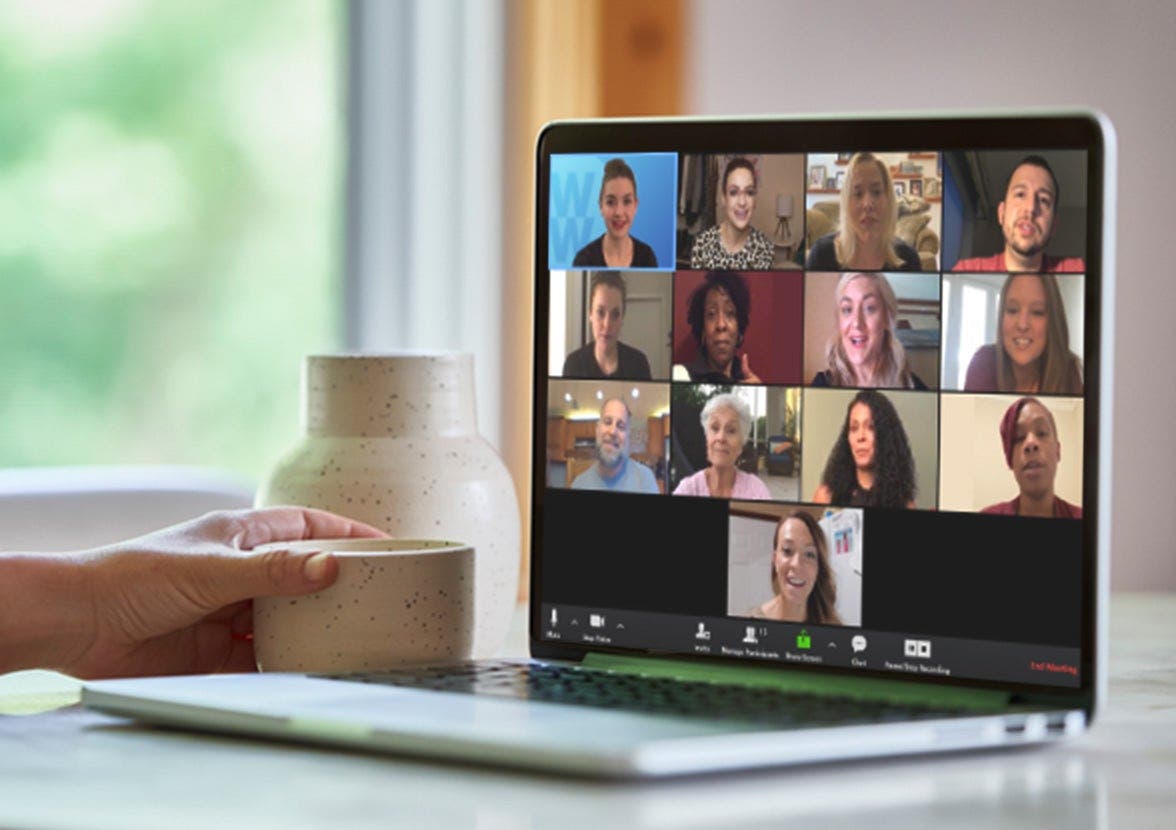 Mehrere Teilnehmer in einem Zoom Call auf Laptop Bildschirm