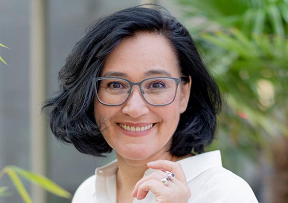 Melanie Henke schaut lächelnd in die Kamera