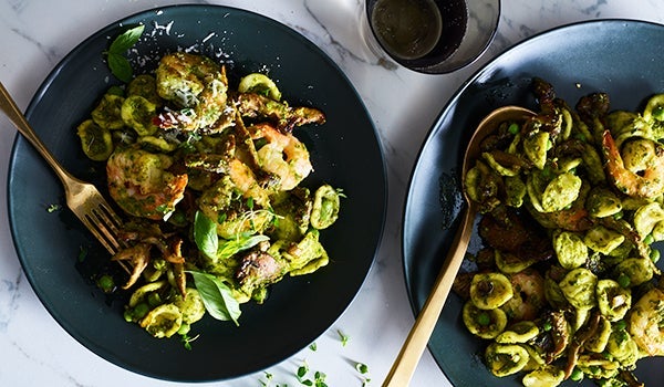 Pasta mit grünem Pesto und Hähnchen