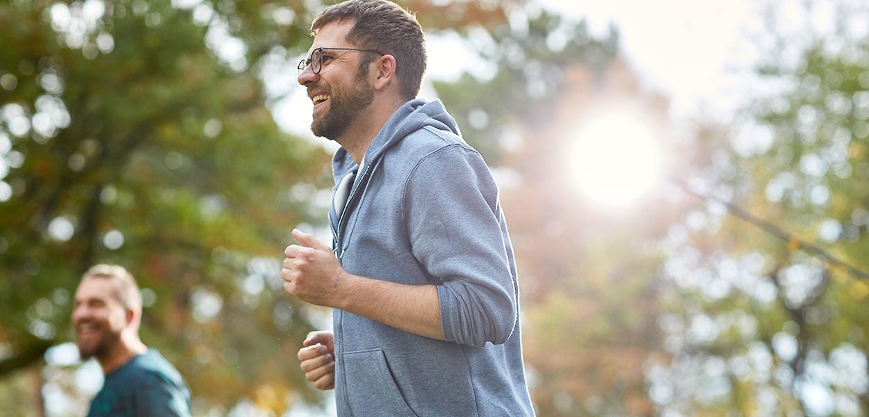 2 junge Männer joggen im Park