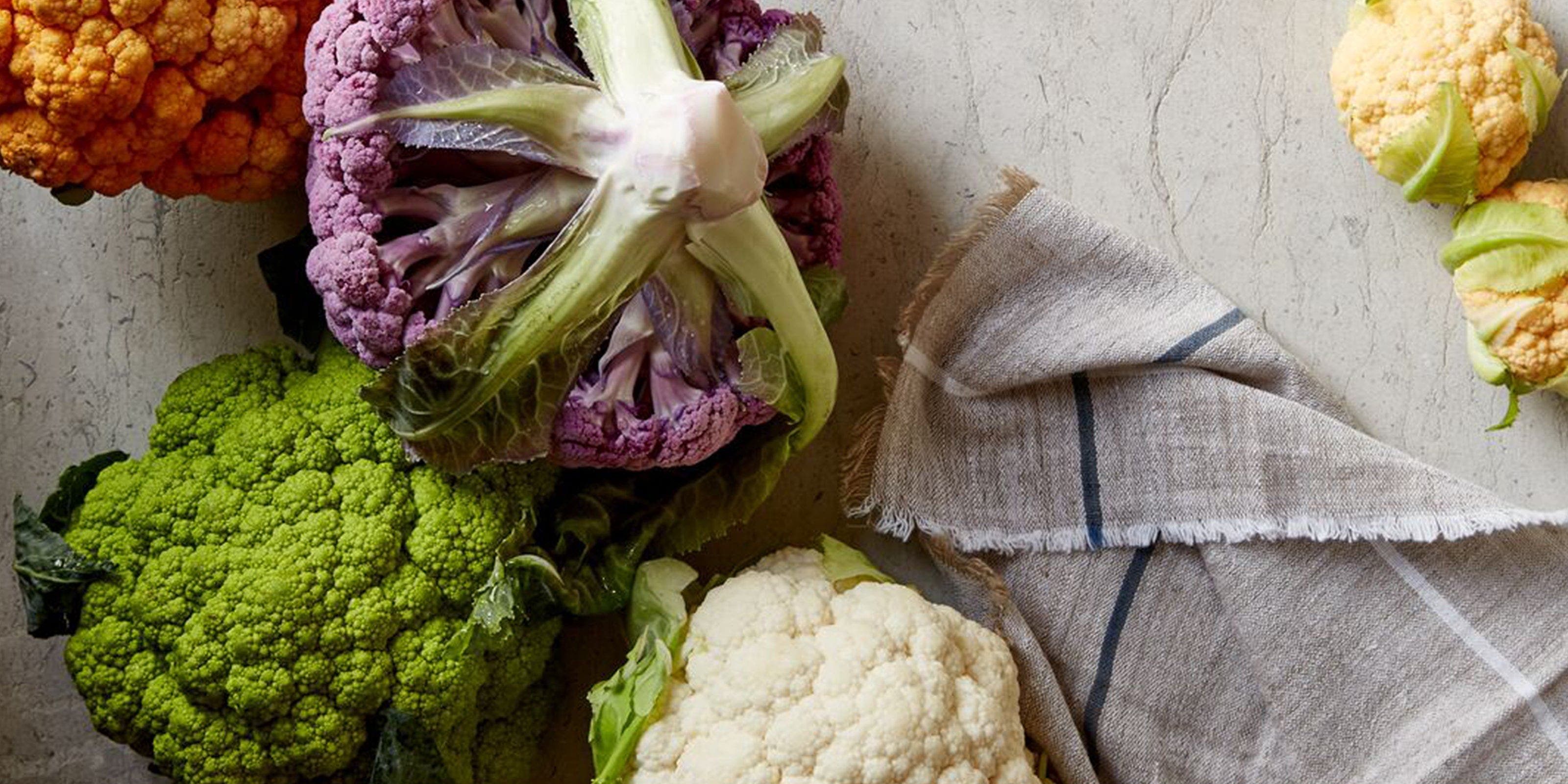 Blumenkohl in verschiedenen Farben auf Küchenarbeitsplatte