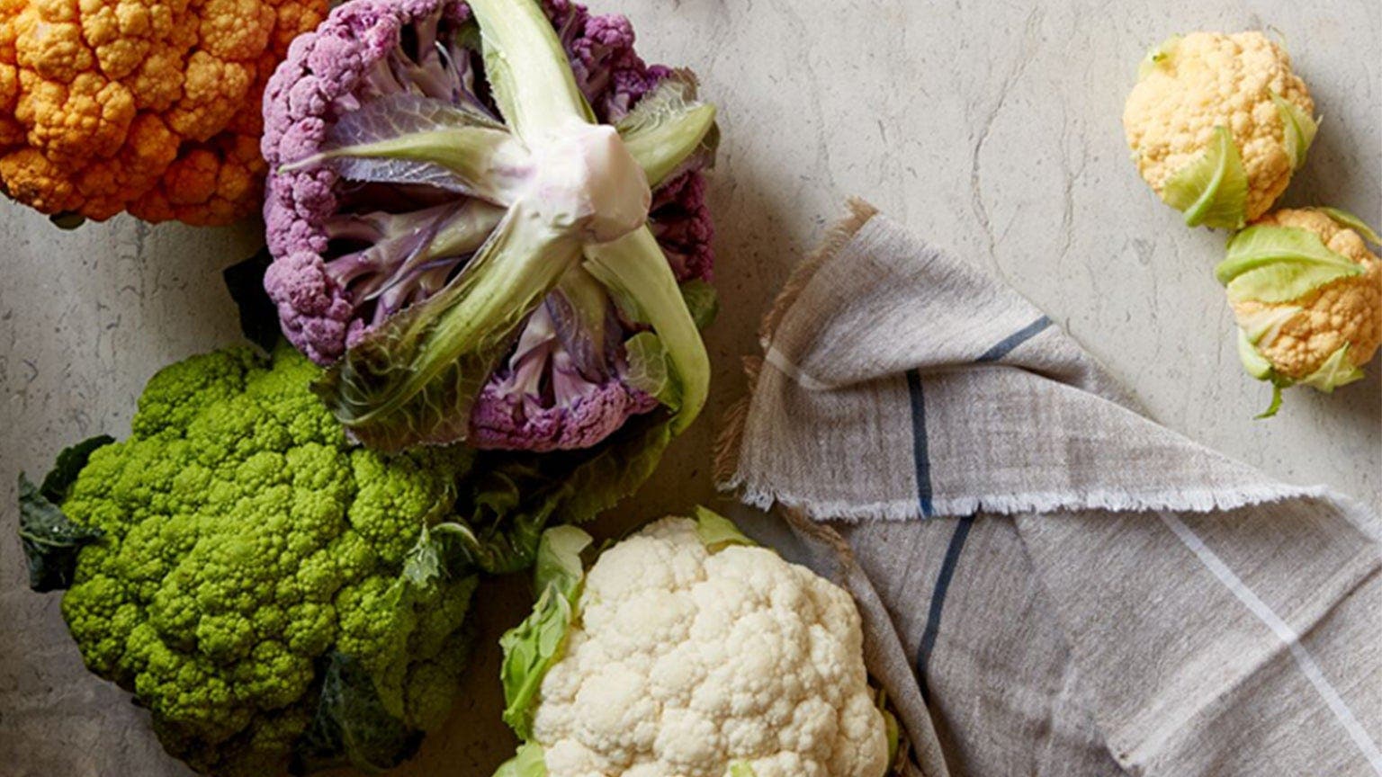 Blumenkohl in verschiedenen Farben auf Küchenarbeitsplatte