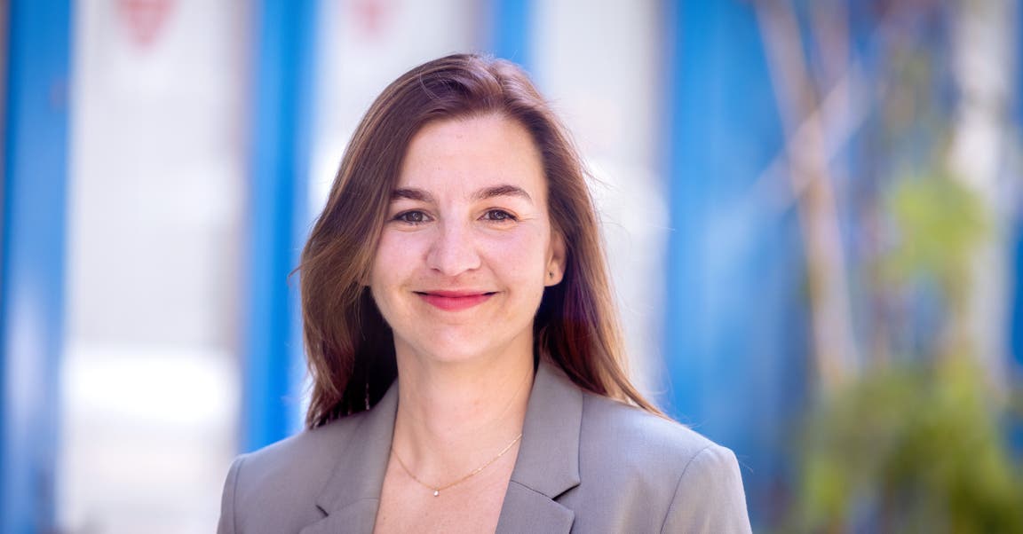 Dr. Delphine Théard