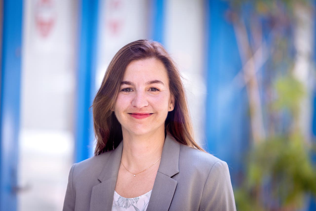 Dr. Delphine Théard