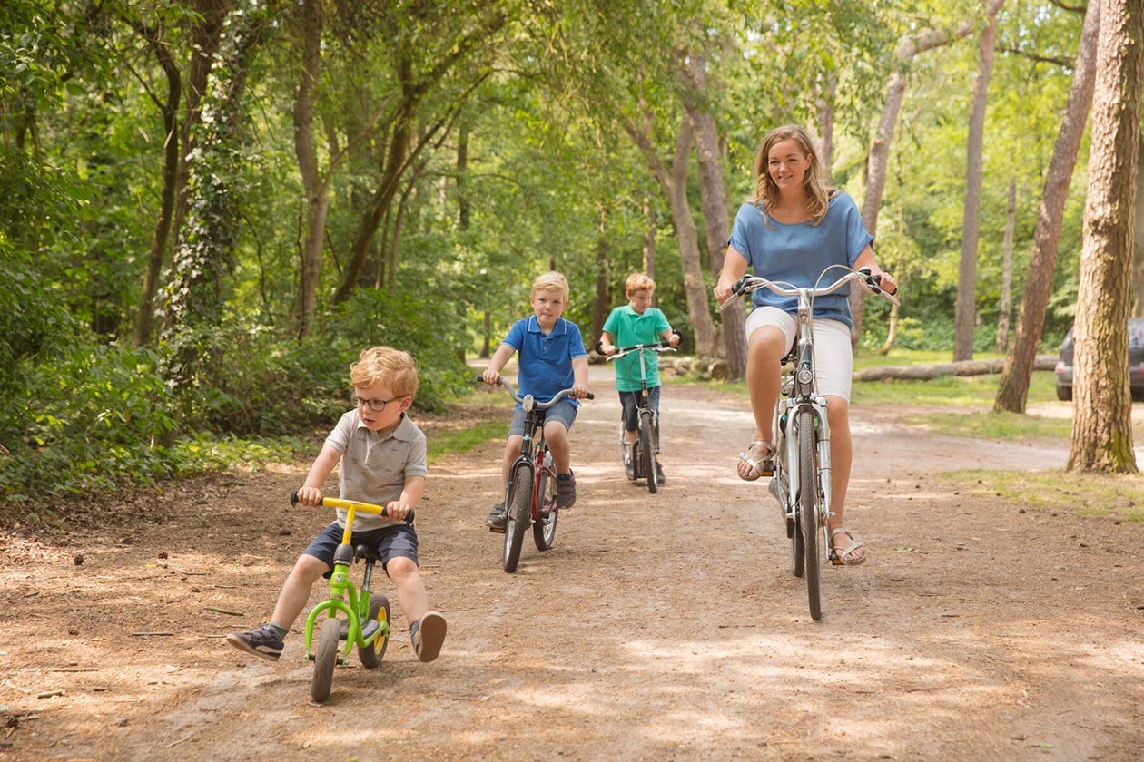 12 activités à faire dehors en famille