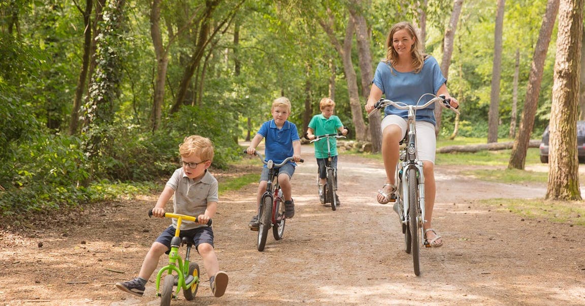 12 activités à faire dehors en famille