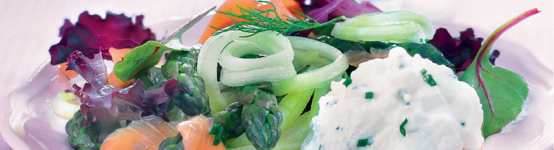 <b>Salade folle au saumon, mousse de fromage blanc</b>