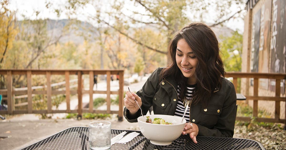Voici pourquoi vous devriez manger sans distractions