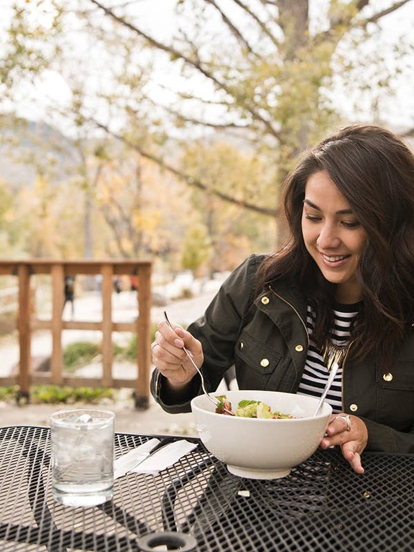Voici pourquoi vous devriez manger sans distractions