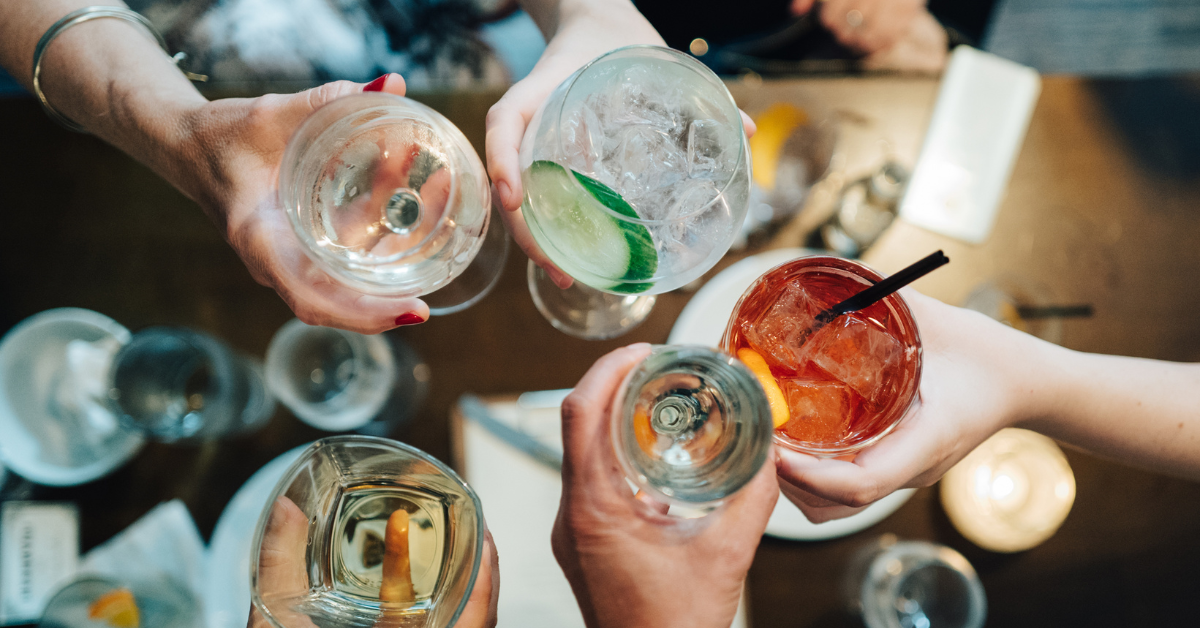 Proosten met verschillende drankjes