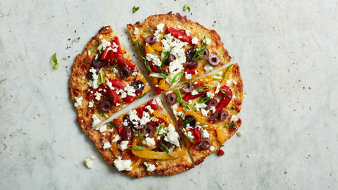 Pizza met een bloemkoolbodem, achtergrond grijs marmer