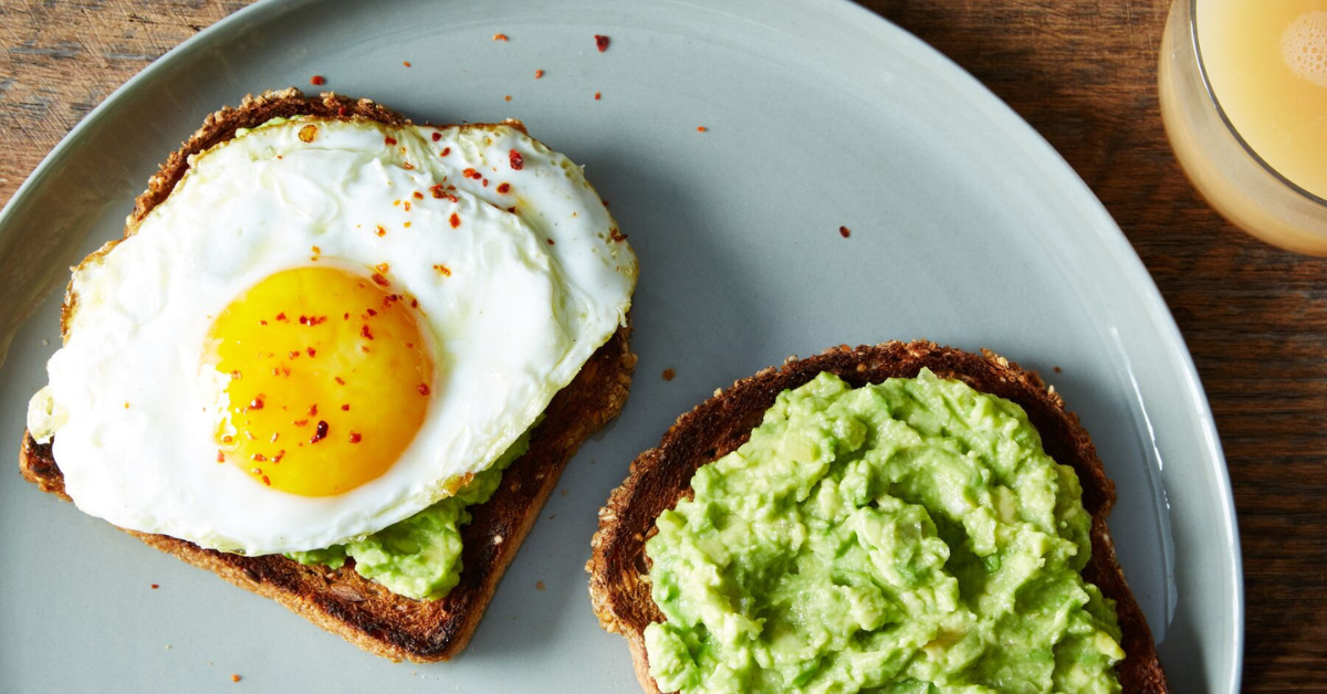 Toast met avocadospread en een spiegelei met hele dooier