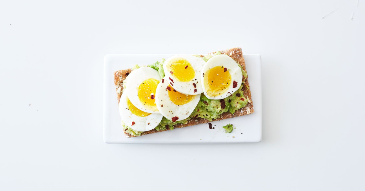 Cracker met avocado en een halfzacht gekookt eitje