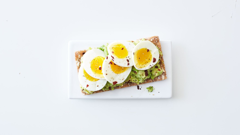 Cracker met avocado en een halfzacht gekookt eitje