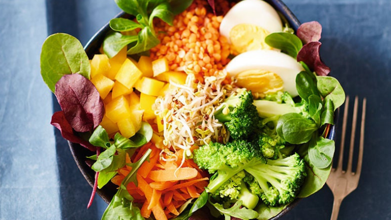 Bowls zijn niet alleen handig voor het avondeten. Je kunt ze ook prima voorbereiden en eten als ontbijt of lunch! 