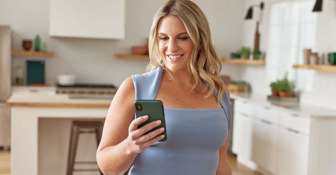 Een WeightWatchers member die na haar weegmoment haar gewicht invoert in de WW app