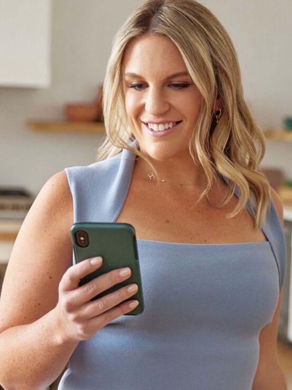 Een WeightWatchers member die na haar weegmoment haar gewicht invoert in de WW app