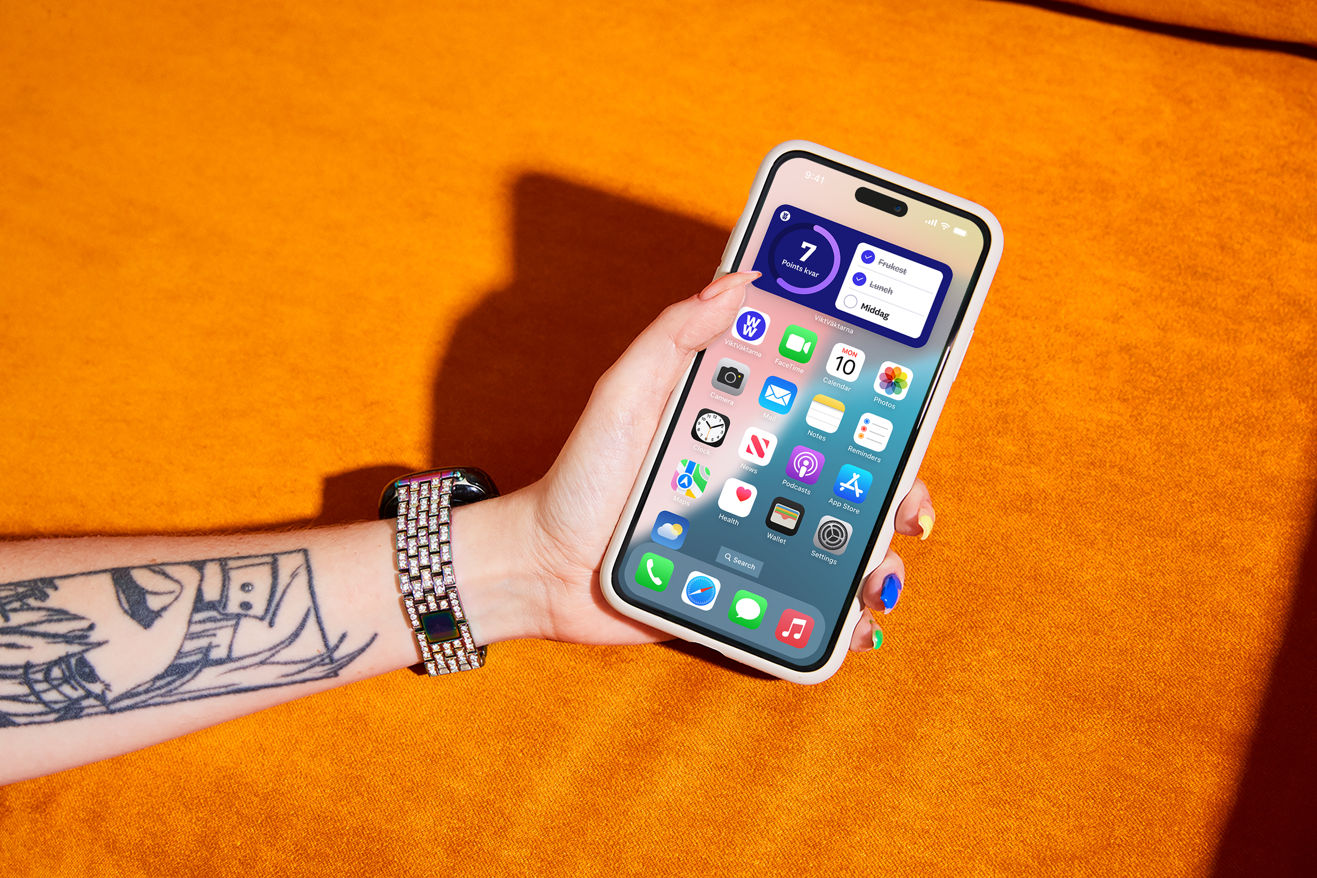 En person håller en iPhone som visar upp en blandning av teknik och personligt uttryck.