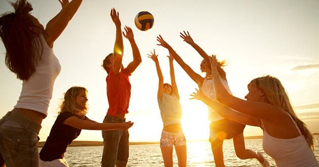 Sommarmotion med aktiviteter på stranden