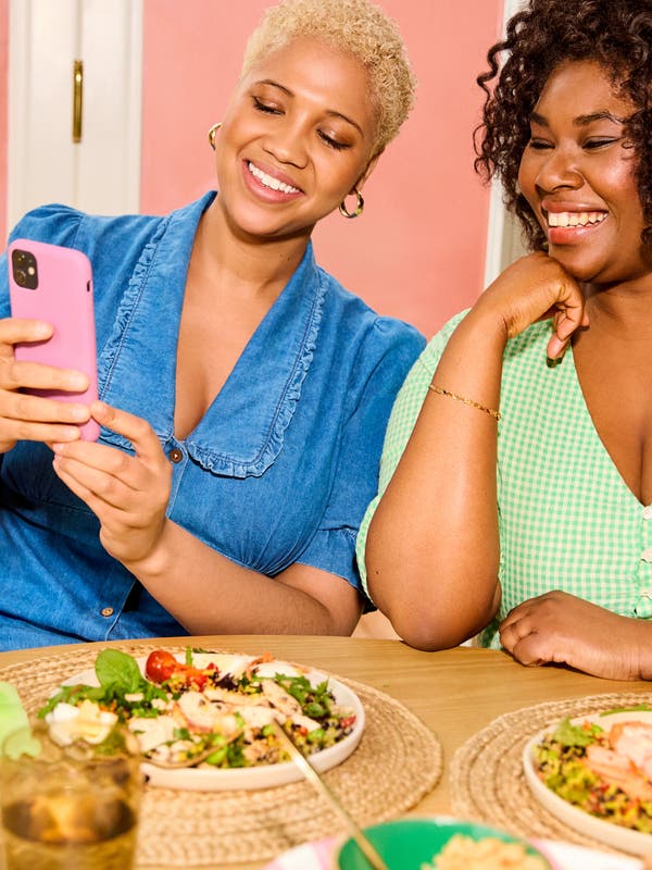 two friends looking to the phone