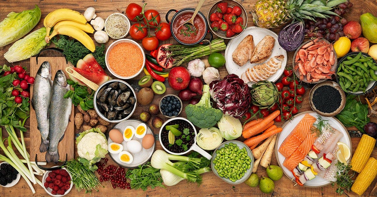 Table filled with zero point foods including vegetables, fruit, and proteins