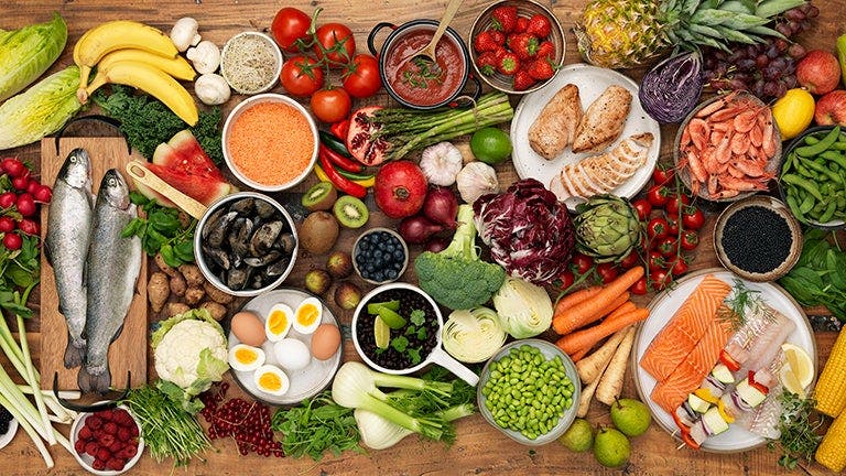 Table filled with zero point foods including vegetables, fruit, and proteins