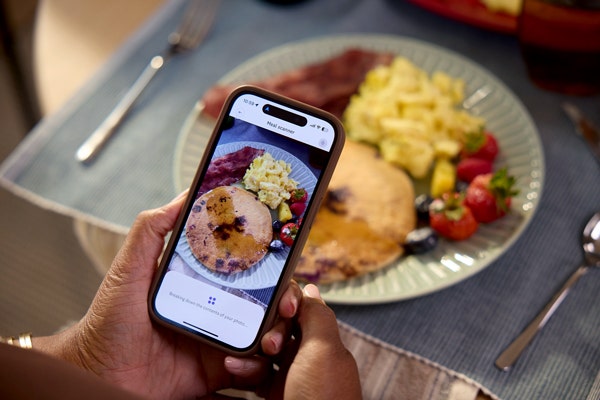 tracking breakfast with photo tracking feature in the weightwatchers app