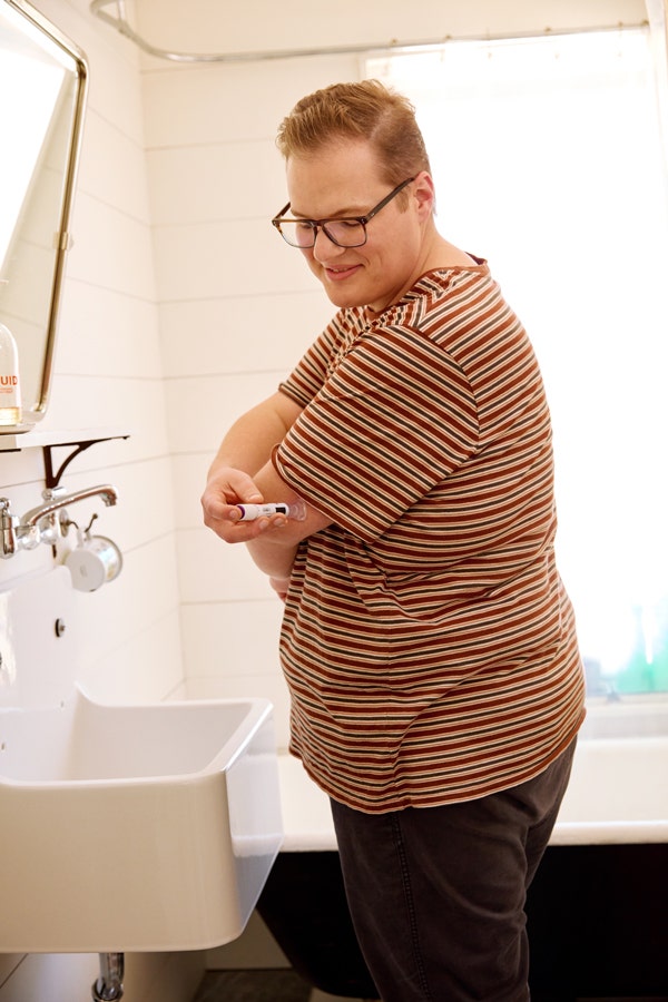weightwatchers member injecting his arm