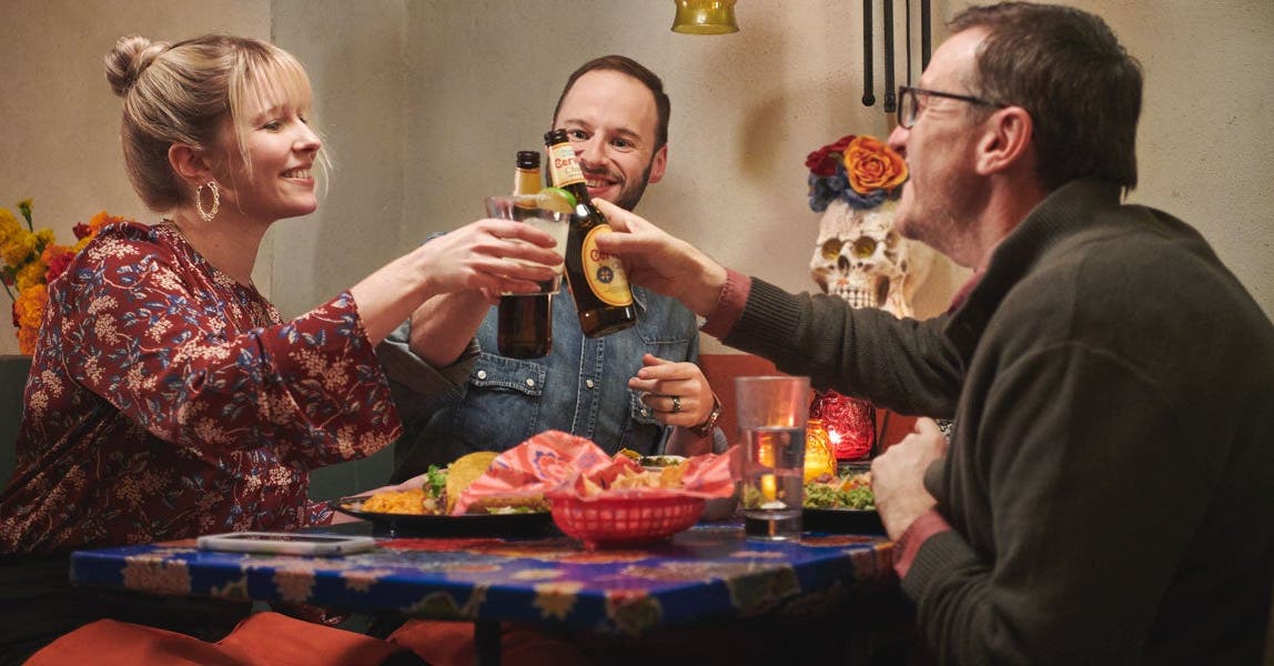3 surprising ways restaurant music affects how we eat