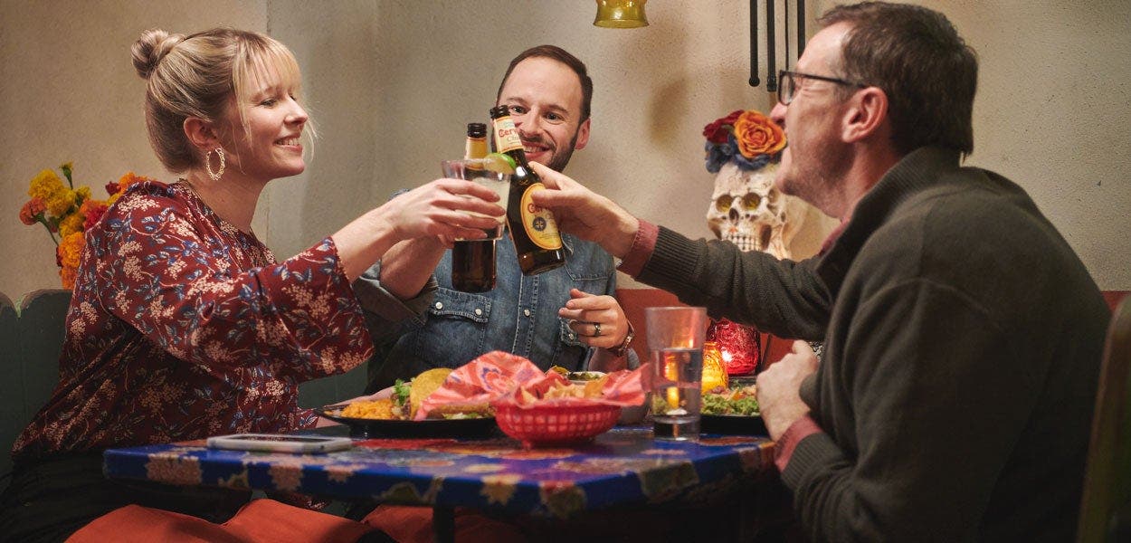 3 surprising ways restaurant music affects how we eat