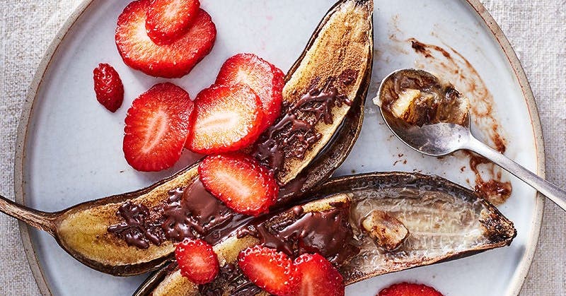 Grilled bananas with cinnamon and chocolate