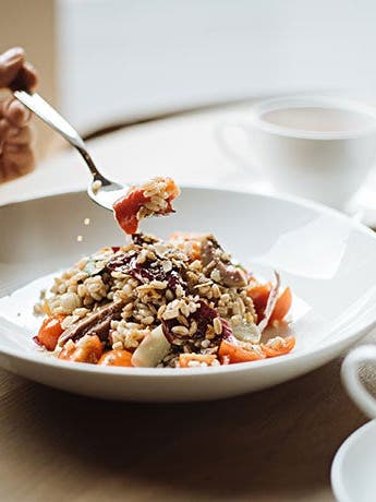 Why Distraction-Free Eating Should Be More of a Thing