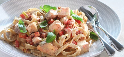 Tagliatelle med krämig laxsås