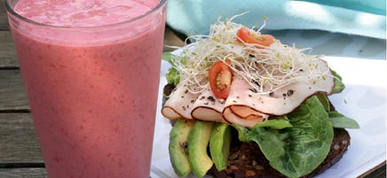 Smoothie och avokadomacka