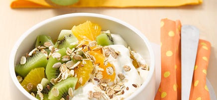 Apelsinyoghurt med müsli och kiwi