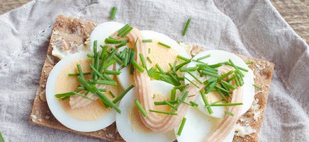 Knäckebröd med ägg och kaviar