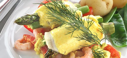 Gyllene fiskgratäng med räkor