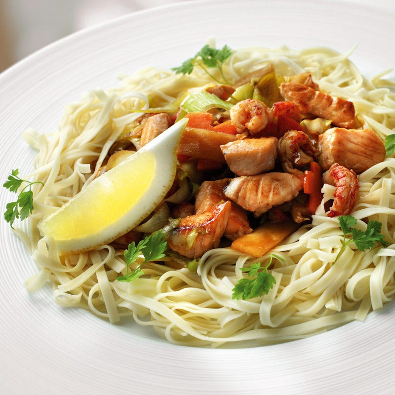 Foto av Wok med lax och kräftstjärtar från WW ViktVäktarna