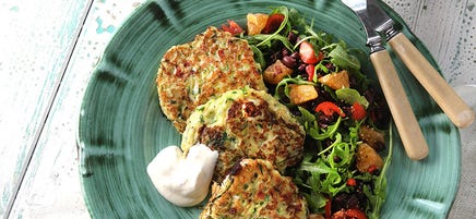 Zucchiniplättar med bönsallad