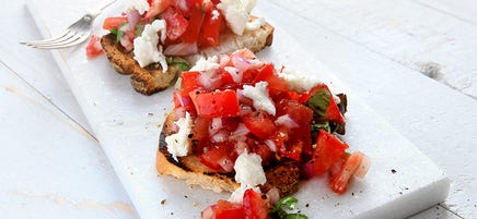 Jordgubbs- och tomatbruschetta