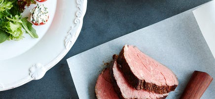 Helstekt oxfilé med potatiskaka och fyllda tomater