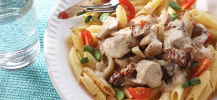 Pasta med kyckling och soltorkade tomater