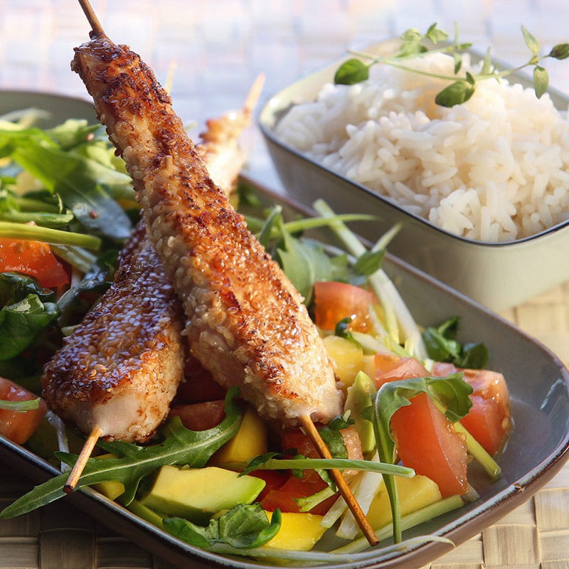 Foto av Grillade kycklingspett, färgglad sallad och ris från WW ViktVäktarna