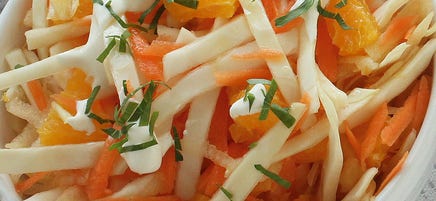 Råkostsallad med äpple och apelsin