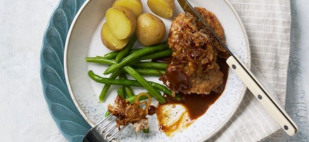 Pannbiff på skinkfärs med karamelliserad lök