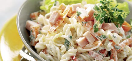 Krämig pastasallad med rökt skinka och äpple
